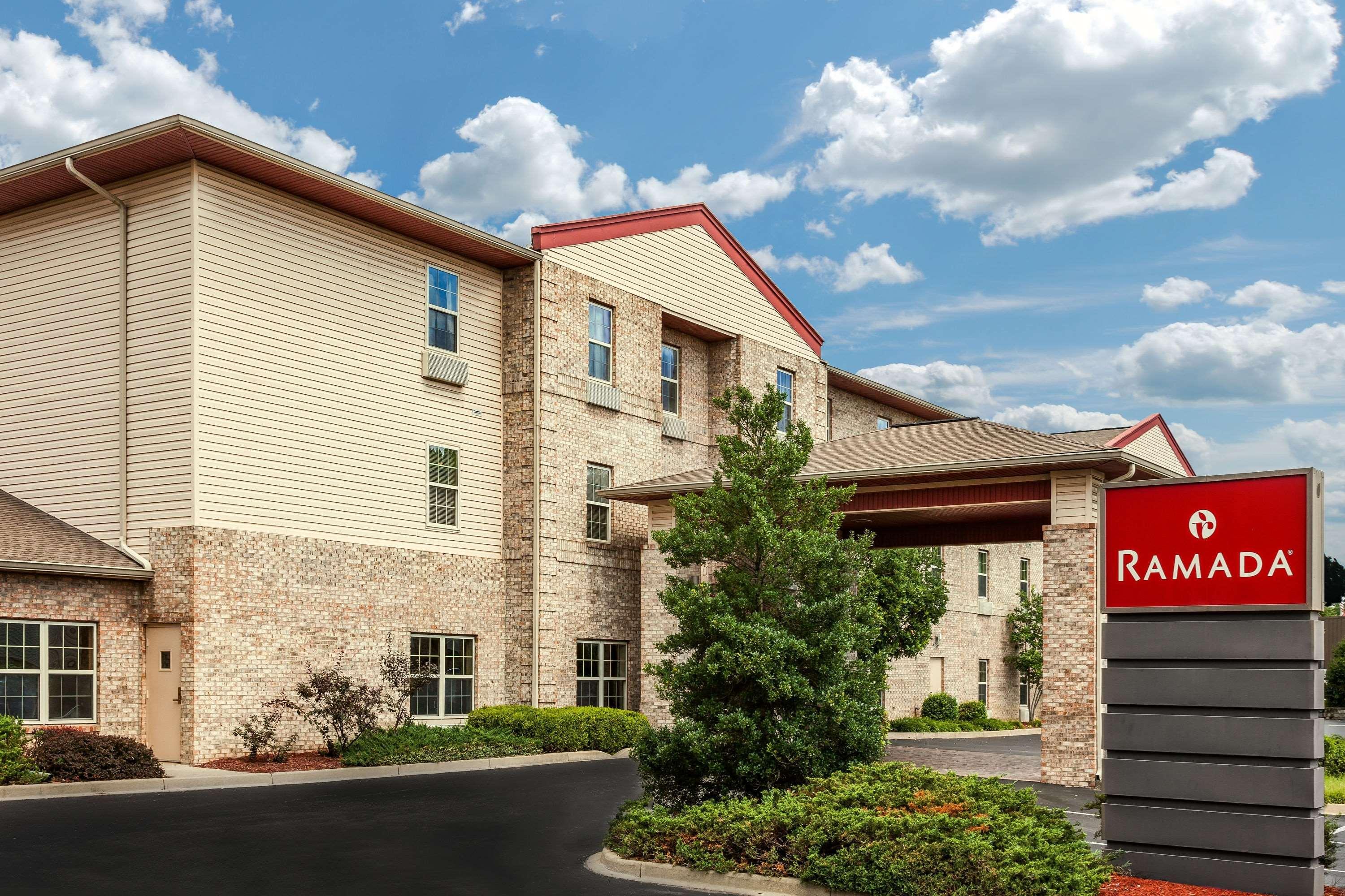 Ramada By Wyndham Sellersburg/Louisville North Exterior photo